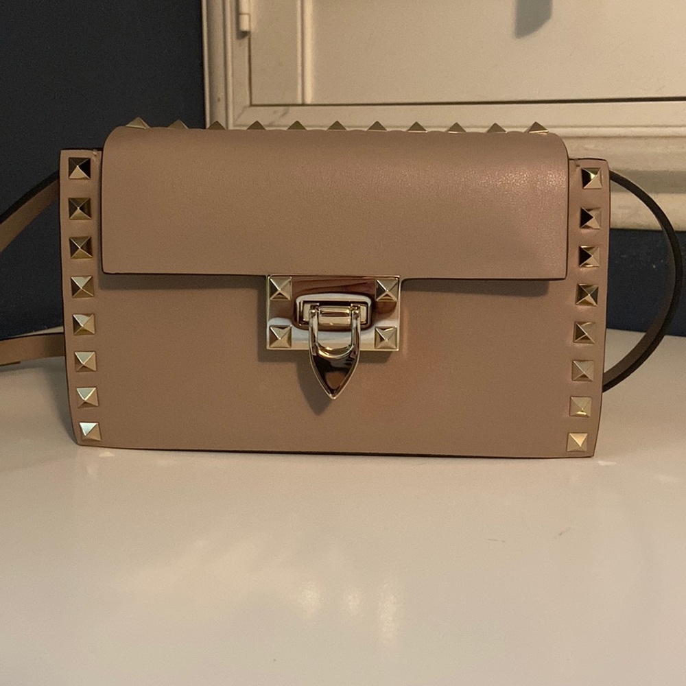 Small Valentino Garavani Rockstud crossbody bag in
calfskin leather.